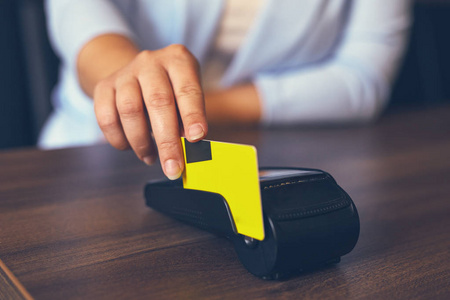 信用卡的钱怎么取出来？使用信用卡刷卡app刷卡-第1张图片