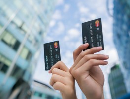 刷信用卡怎么刷手续费低？推荐手机刷卡软件刷卡还能提现